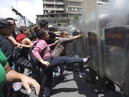 Protesta por falta de alimentos en Caracas.