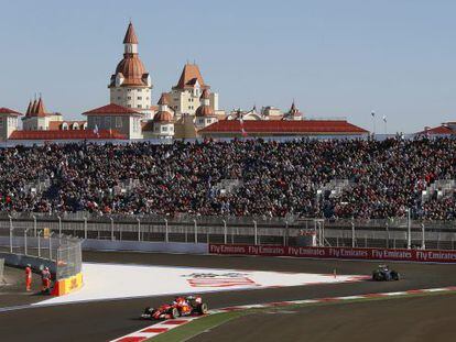 Una vista del circuito de Sochi ayer, con Fernando Alonso en primer término.