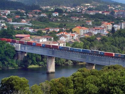 Antiguo puente internacional sobre el Mi&ntilde;o que une Galicia y Portugal.