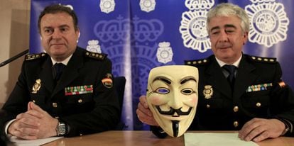 Responsables policiales, con la careta la careta de Alan Moore, del cómic 'V de Vendetta', convertida en emblema de Anonymous.