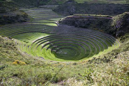 Cerca de Cuzco, en el sitio arqueológicos de Moray los incas experimentaban con cada cultivo a diferente altura, creando microclimas, para lograr el máximo rendimiento de la planta en estos círculos o andenes concéntricos que semejan una intervención de 'land art'.