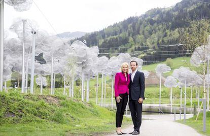 Nadja Swarovski y Markus Langes-Swarovski, frente a la instalaci&oacute;n Nube de Cristal de el parque Kristallwelten, situado en Wattens (Austria).