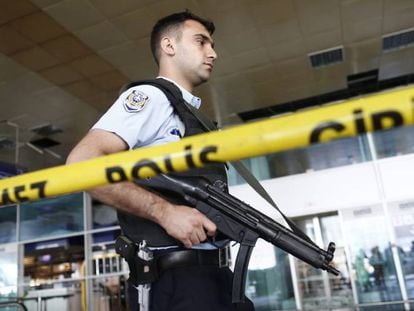 La polic&iacute;a en una zona del aeropuerto en Estambul.
