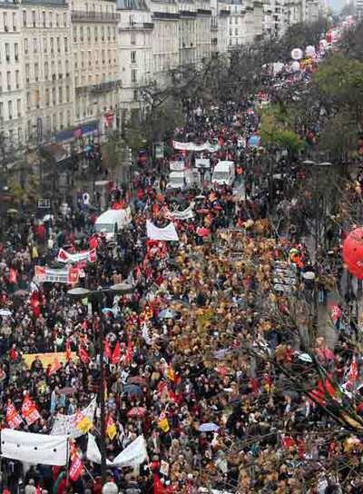 Miles de trabajadores y estudiantes del sector público se manifiestan en París.