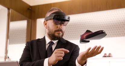 En el proyecto Tramezza Future of Craft de Salvatore Ferragamo, el cliente puede visualizar un holograma del zapato personalizado.