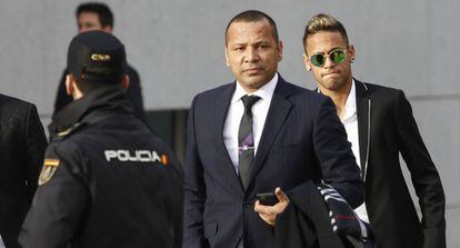 El padre de Neymar y su hijo, a su llegada al juzgado el pasado 2 de febrero