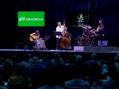 El trio Thumbscrew con su guitarrista, Mary Halvorson, el contrabajista, Michael Formanek y el batería Tomas Fujiwara durante su concierto en el 44 festival de Jazz de Vitoria-Gasteiz.