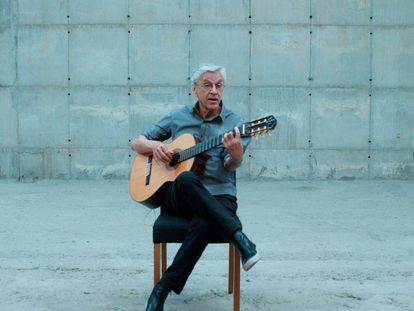 Caetano Veloso, en un fotograma de 'Narciso-em-ferias', que participa en el In-Edit.