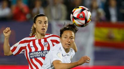 La delantera del Atlético de Madrid Bárbara Latorre y la defensa del Real Madrid Ivana Andrés, durante el partido de la final de la Copa de la Reina disputado en el estadio de Butarque, en Leganés.