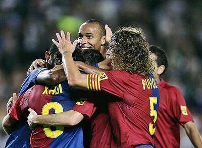 Los jugadores del Barça se abrazan tras un gol.