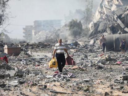 Un hombre camina entre escombros en al-Zahra, en las afueras de Gaza.