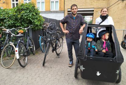 Jesús, Laura, Hugo y Luis, familia que utiliza la bicicleta de carga para llevar a los niños.