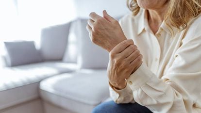 Una mujer con artritis en la muñeca.