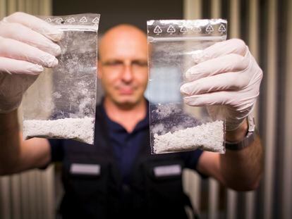 Un policía de Baviera (Alemania) muestras dos bolsas de metanfetamina confiscadas, en mayo de 2014.