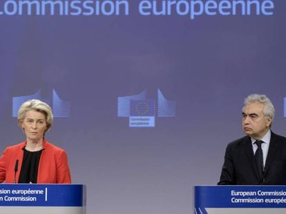 La presidente de la Comisión Europea, Ursula von der Leyen, junto con el director ejecutivo de la Agencia Internacional de Energía, Fatih Birol, este lunes en Bruselas.