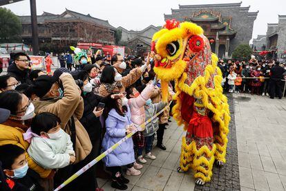 El público asistía el domingo a la tradicional danza del león en las celebraciones del Año Nuevo chino en Wuhan.