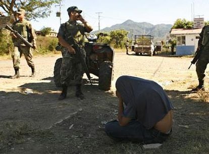 Un soldado mexicano custodia a un miembro del cartel del Pacífico en el Estado de Michoacán.