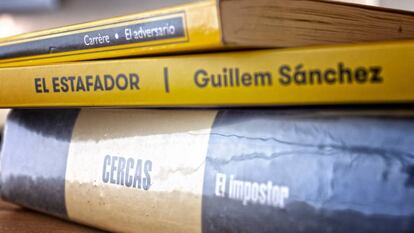Los libros 'El Impostor, de Javier Cercas; 'El estafador', de Guillem Sánchez y 'El adversario', d'Emmanuel Carrère.