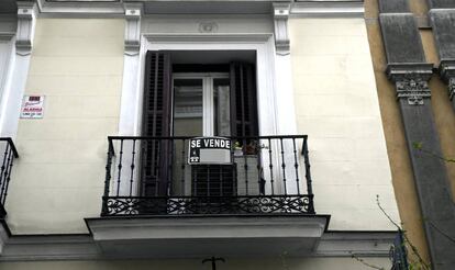 Cartel colgado en un edificio que indica que el inmueble está en venta durante el día 40 de confinamiento.