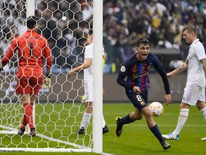 Pedri festeja el tercer gol del Barcelona ante el Real Madrid este domingo en Riad.