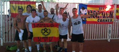 Jorge Roca, segundo por la izquierda, junto a otros ultras en un partido de fútbol celebrado el año pasado.