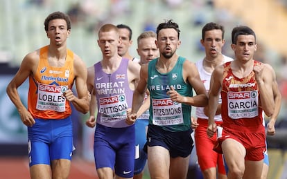 Mariano García controla en cabeza, por el interior, la serie de 800m.