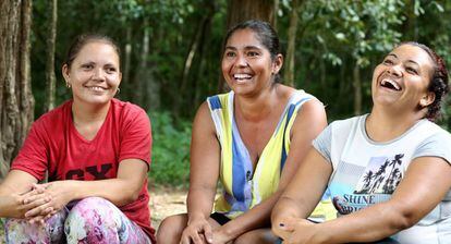 Liliana Sierra y Carmen Torre, vecinas de la vereda Villa Amalia, junto a Yirley Velasco, presidenta de la asociación Mujer y Vida de El Salado.