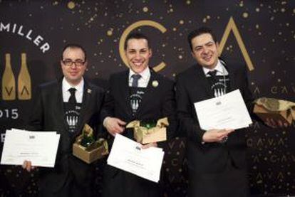Guillermo Cruz (centro), ganador del premio Mejor Sumiller de Cava, con los finalistas.