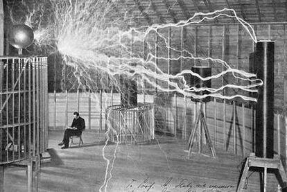 Ilustración de Nikola Tesla (Smiljan, actual Croacia, 1856-Nueva York, 1943) en su laboratorio de Colorado Springs.