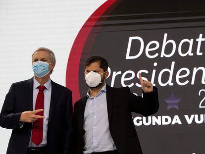 El candidato de la ultraderecha chilena, José Antonio Kast, (a la izquierda) y el de la izquierda, Gabriel Boric, posan antes de un debate presidencial celebrado este viernes en Santiago.