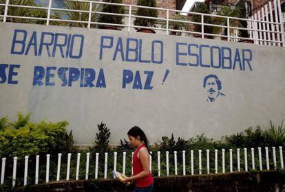 Una niña camina por el barrio Pablo Escobar en Medellín.