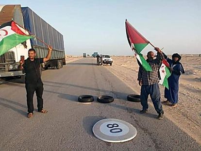 Varios saharauis procedentes de los campos de refugiados en Argelia bloquean al paso fronterizo de Guerguerat, el pasado 21 de octubre.