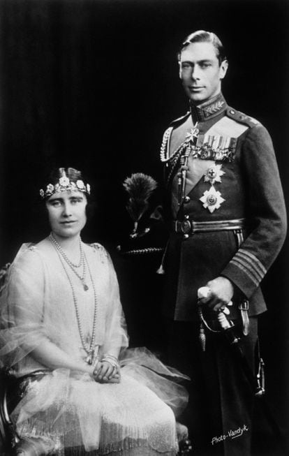 Una de las raperas oficiales de los Duques de York, Isabel Bowes-Lyon (que leyó la tiara Strathmore Rose) y el Príncipe Alberto. 