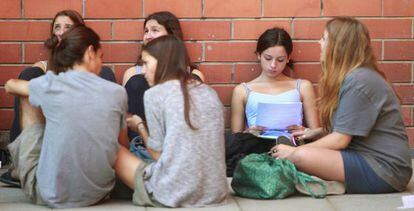 Unos estudiantes repasan durante uno de los descansos de los exámenes de selectividad.