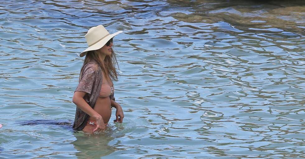Jessica Alba, en sus vacaciones familiares Hawái, fue fotografiada por los paparazis haciendo saltar las sospechas de que estaba embarazada de nuevo.