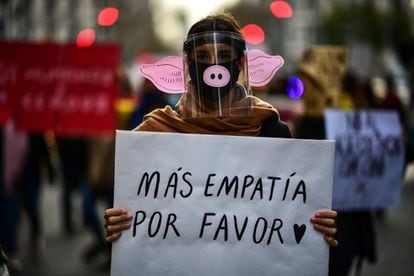 Una manifestante antiespecista sostiene un cartel que dice "Más empatía, por favor", durante una protesta en Buenos Aires.
