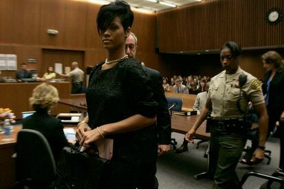 Rihanna aparta su imagen más explosiva y opta por una un poco más recatada.