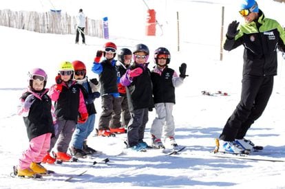 Niños en una clase de esquí en las pistas de Valdelinares, en el Pirineo aragonés.