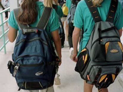 Estudiantes de la escuela Indian Ridge, en Davie (Florida), se dirigen a sus clases.