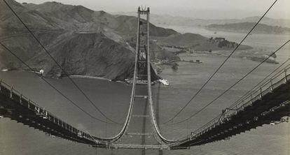 Fotografía de Peter Stackpole del puente Golden Gate (1935).