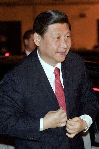 Trinidad Jiménez conversa, anoche, con el vicepresidente chino, Xi Jinping.