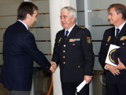 El director de la Policía, Ignacio Cosidó, saluda al jefe de la UDEF, Manuel Vázquez López. A su lado, Eloy Quirós, jefe de UDYCO.