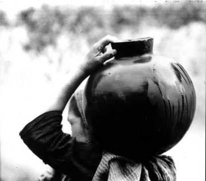 Mujer llevando un jarro de agua, (1926 aprox), de la fotógrafa estadounidense Tina Modotti.