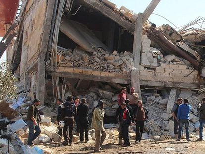 Un grupo de personas observa el estado en el que quedó el hospital de Médicos Sin Froteras bombardeado este lunes en Siria.