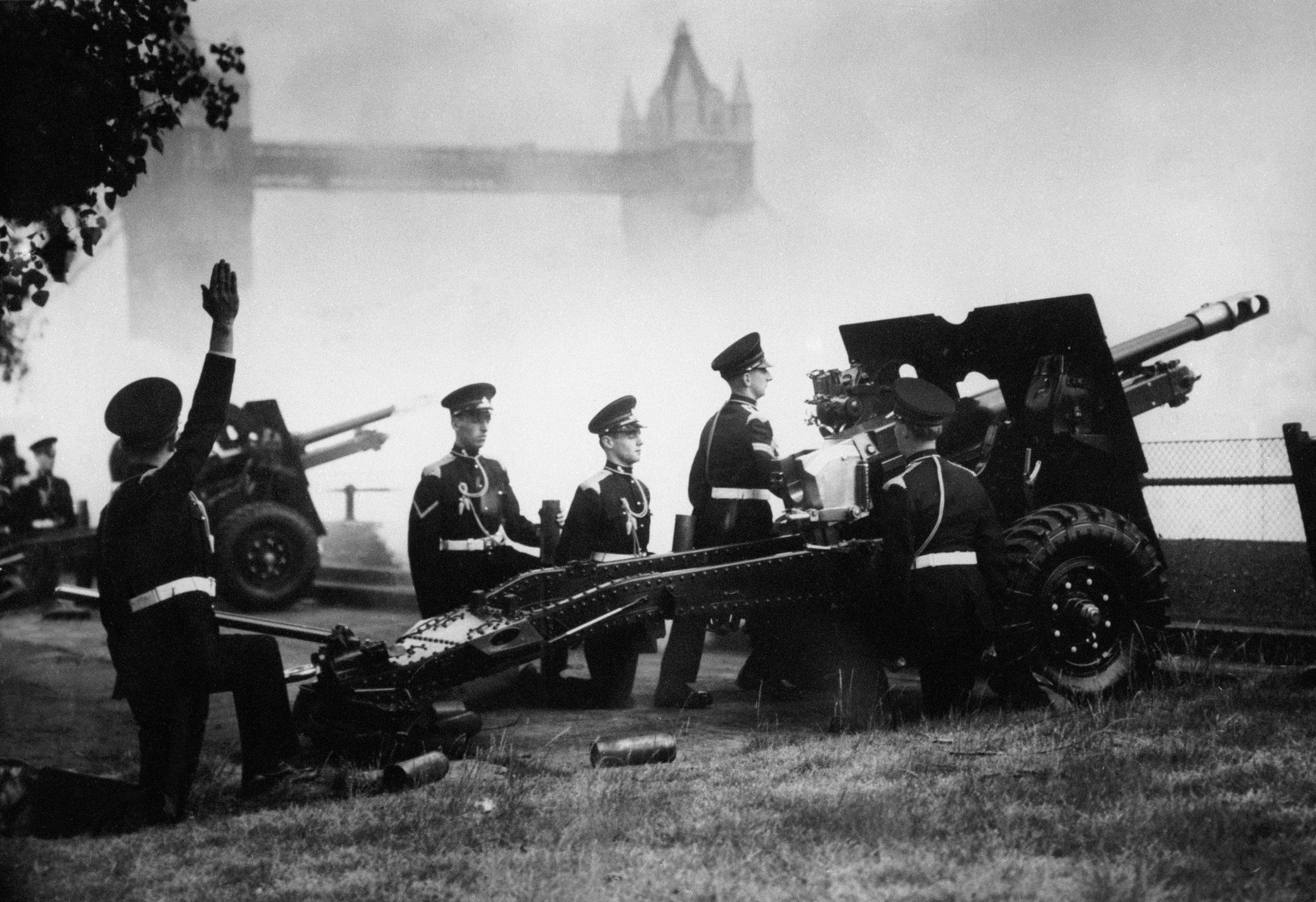 Miembros de la Honorable Compañía de Artillería, vestidos con sus uniformes de gala, disparan 62 cañonazos desde la Torre de Londres para celebrar la coronación de la nueva reina.