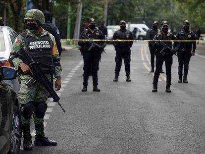 Miembros del Ejército y la policía mexicana en la escena del atentado a Omar García Harfuch.