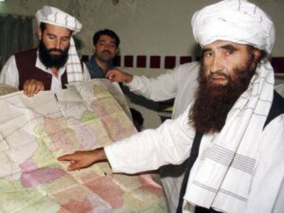 Jalaludin Haqqani señala un mapa de Afganistán, en 2001.