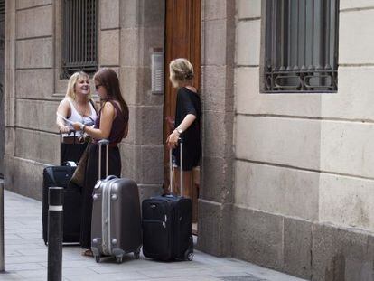 Un grup de turistes esperen davant d'un pis de lloguer a Barcelona.