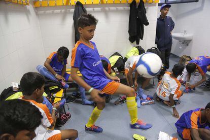 Los jugadores indios se preparan en el vestuario antes de jugar su segundo partido en la Donosti Cup. El primero lo perdieron 14-1 contra el Real Unión.