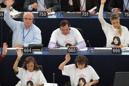 Eurodiputadas con camisetas con el rostro de Sakineh votan contra la sentecia que la condena a muerte por lapidación